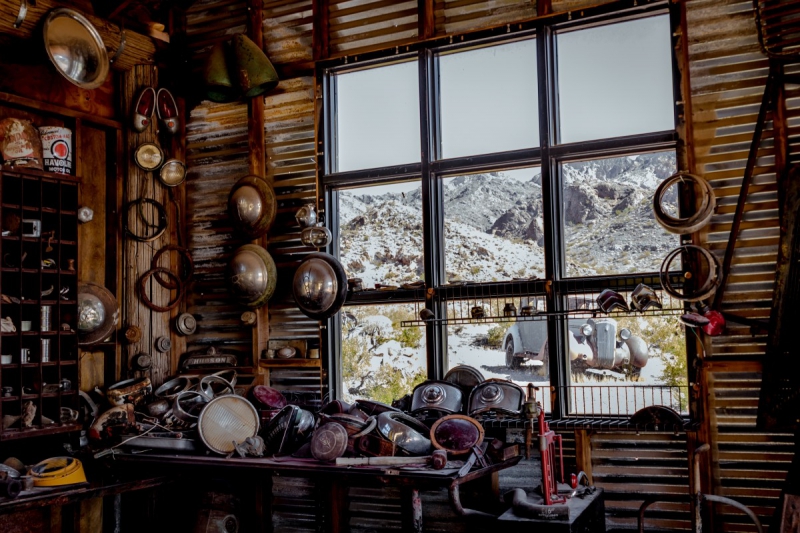 cordonnerie-LA CRAU-min_shop_window_part_junk_abandoned-138873